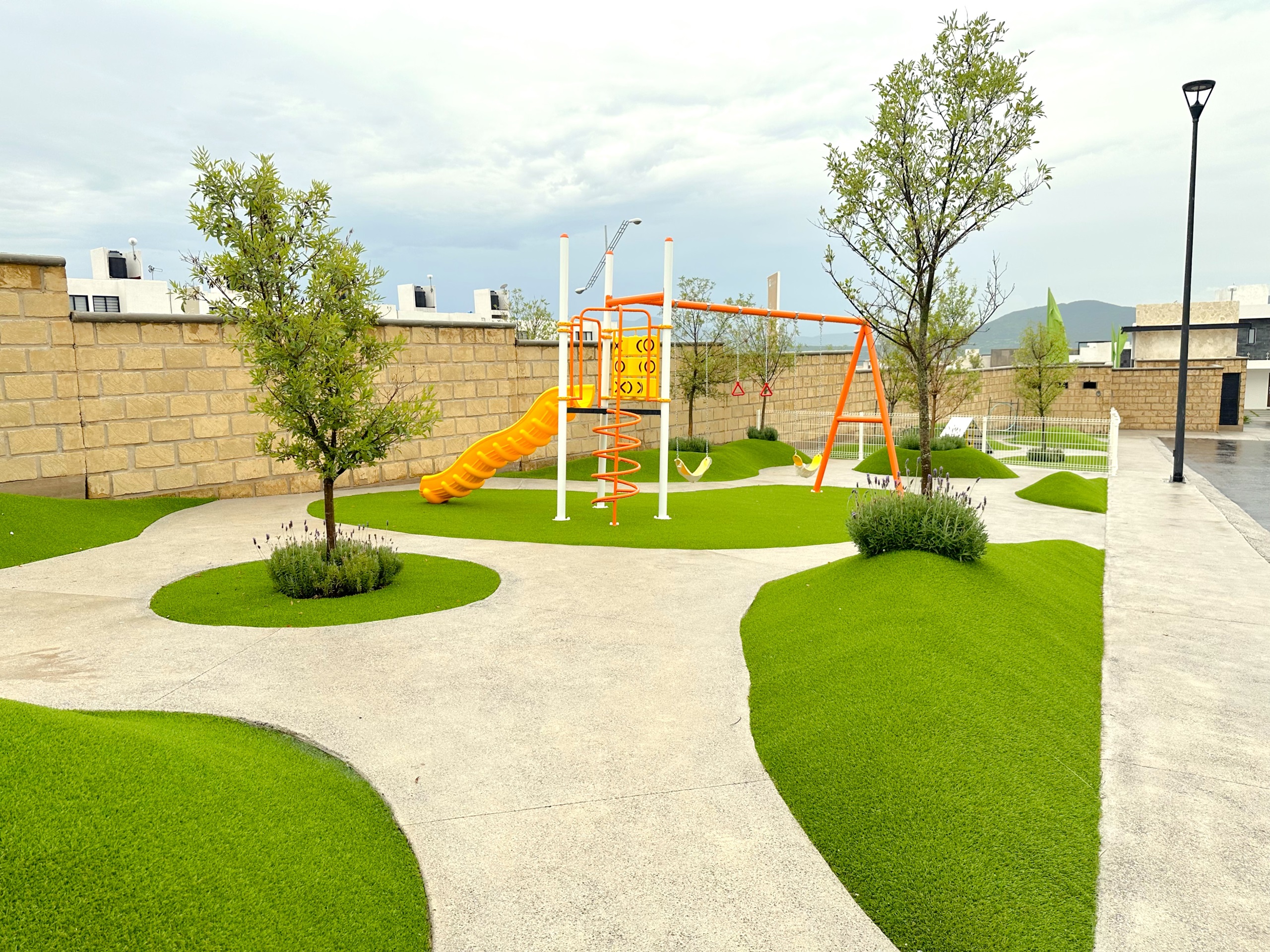 Área de juegos infantiles y Pet Park